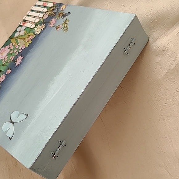 HANDCRAFTED & DECORATED FENCED IN GARDEN WOODEN BOX - Picture 9 of 14